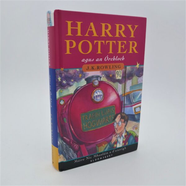 Harry Potter agus an Órchloch.   First Irish Language Edition (2004)